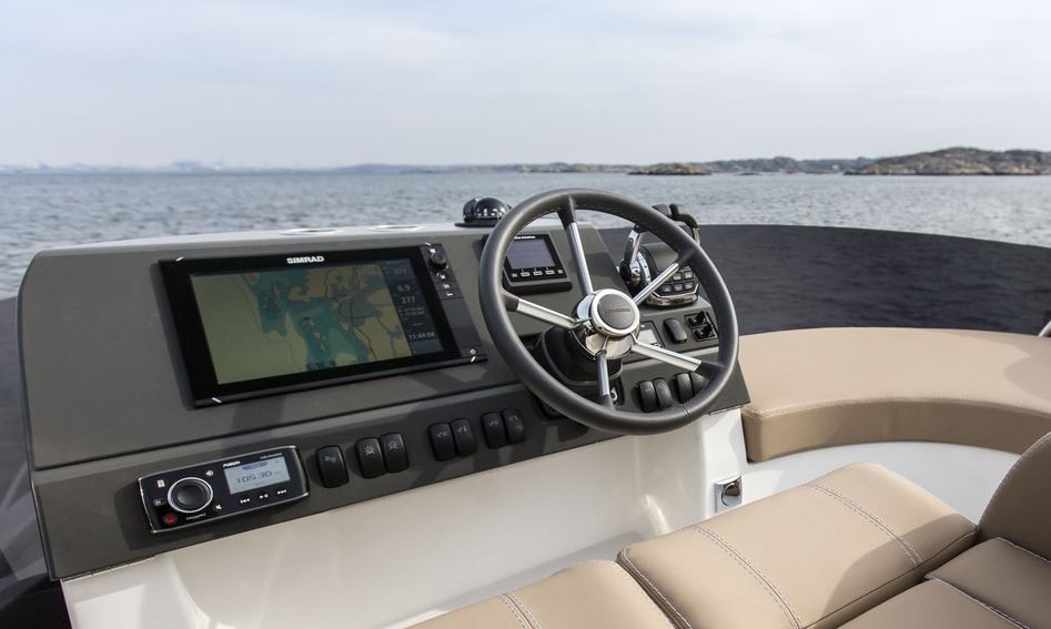 Nimbus 405 Flybridge, Helm Station