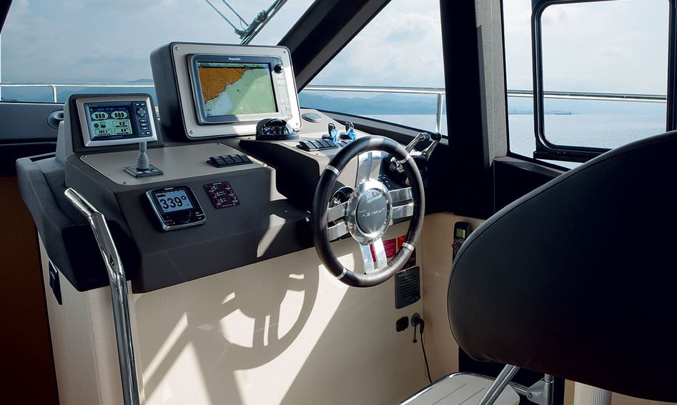 Azimut Magellano 43 HT, Helm Station