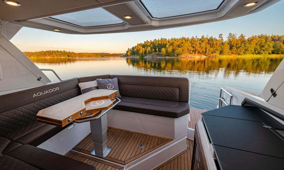 Aquador 300HT , Deck Area