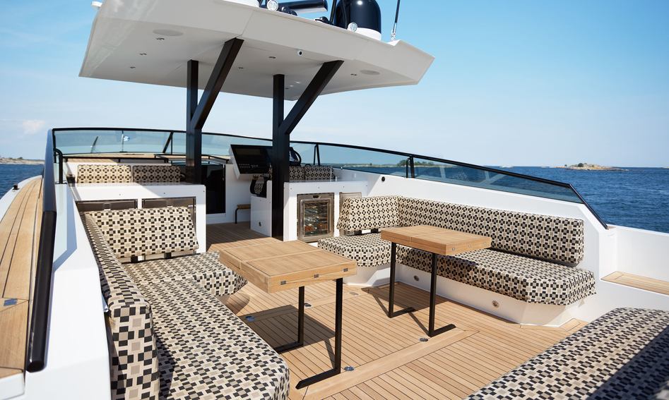 Delta Powerboats 60 Open IB, Deck Area