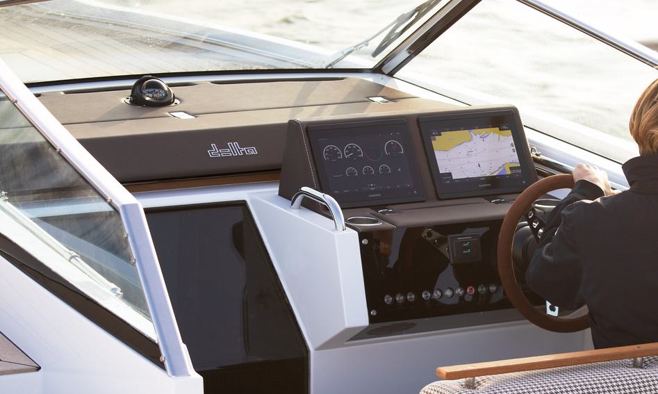 Delta 26 Open, Helm Station