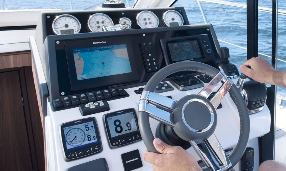 Sealine C330, Helm Station