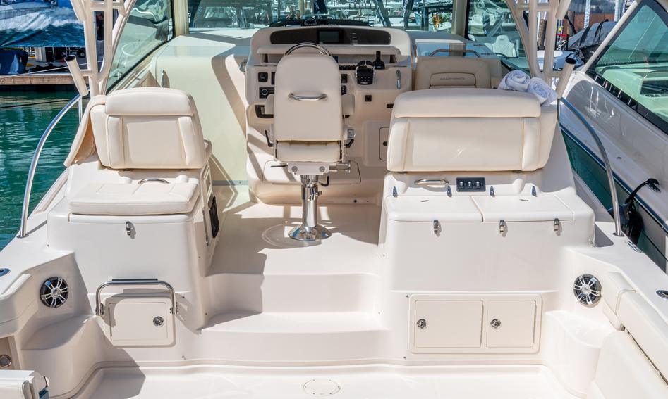Grady-White Express 370 , Deck Area