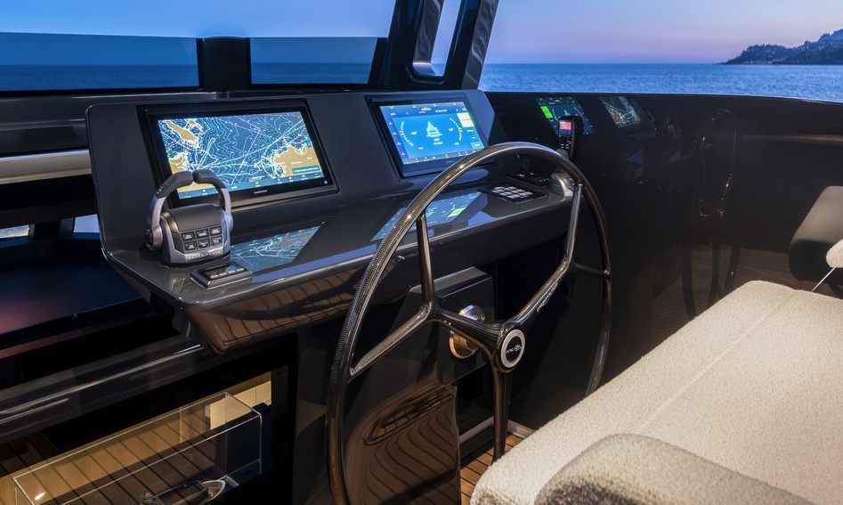 Arcadia A80new, Helm Station
