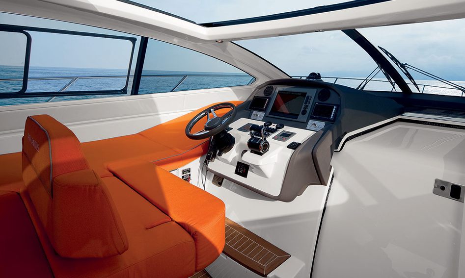 Azimut Atlantis 58, Helm Station