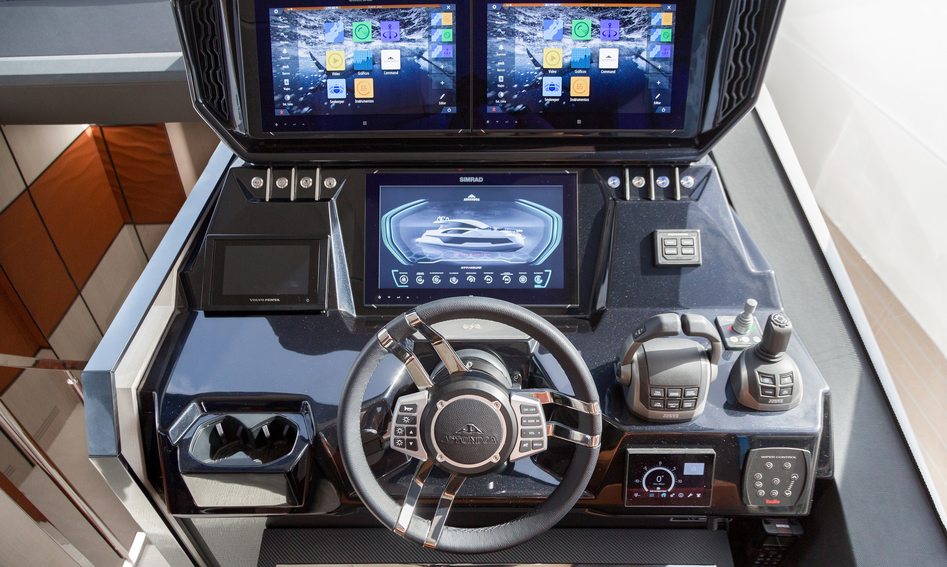 Astondoa 677 Coupé, Helm Station