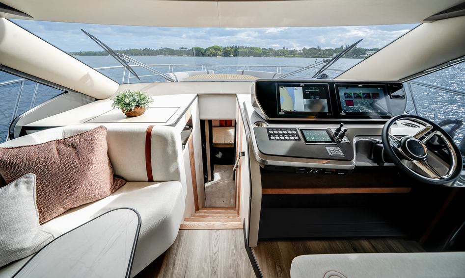 Galeon 520 Fly , Helm Station