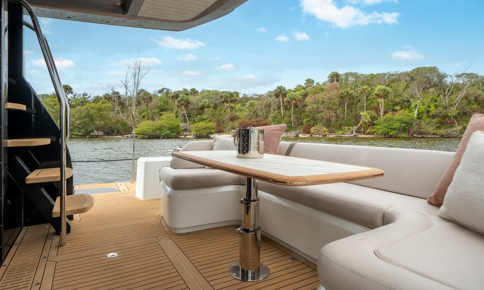 Galeon 520 Fly , Deck Area