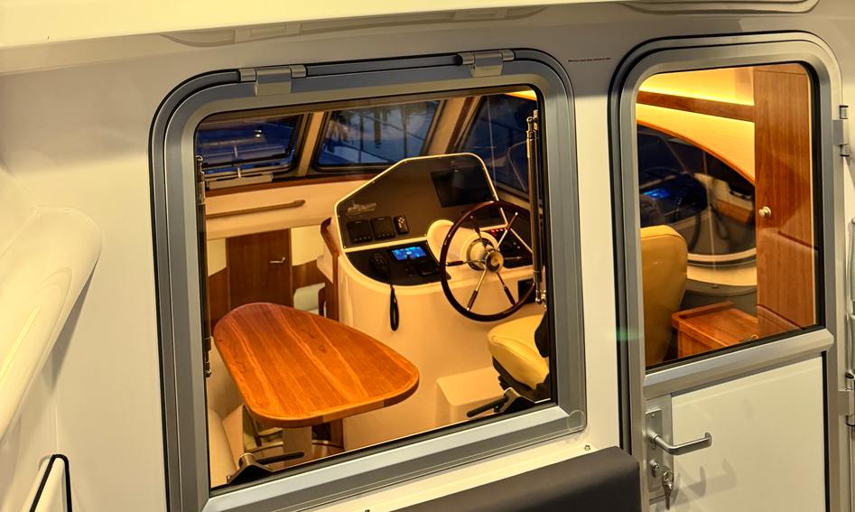 Elling E4 , Helm Station