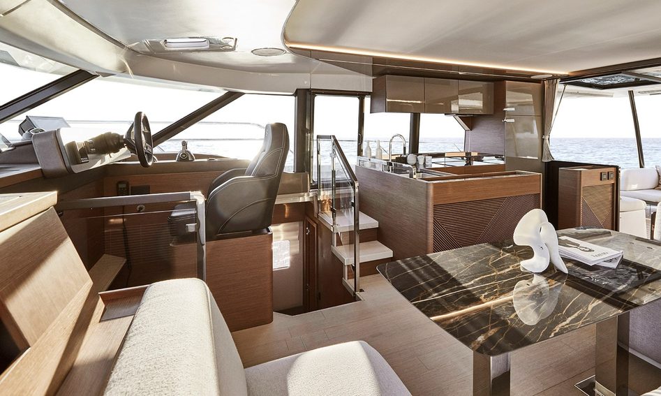 Prestige M7, Helm Station