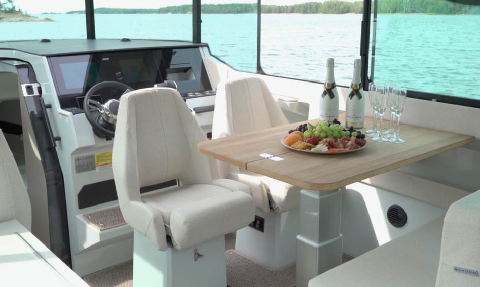 Saxdor 320 GTC, Helm Station