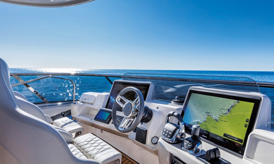 Absolute Navetta 73, Helm Station