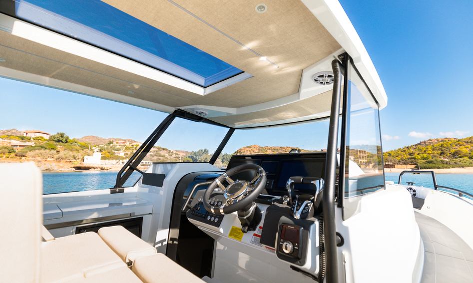 Quarken 35 Grand Tourer, Helm Station