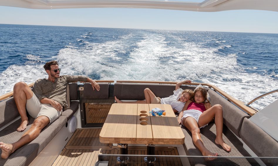 Marex 390, Deck Area