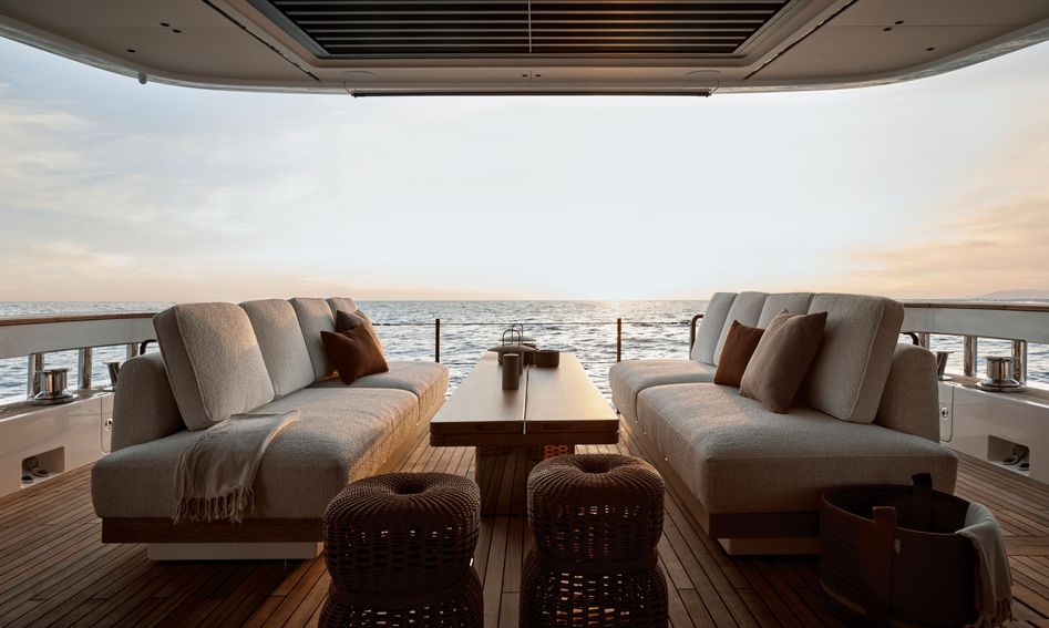 Azimut Magellano 27M, Deck Area