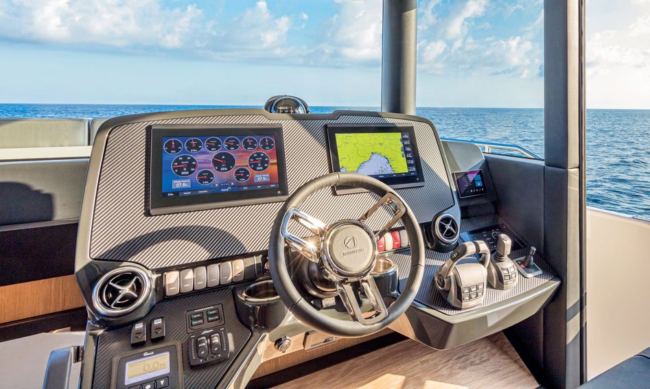 Absolute Navetta 52 Mk2, Helm Station