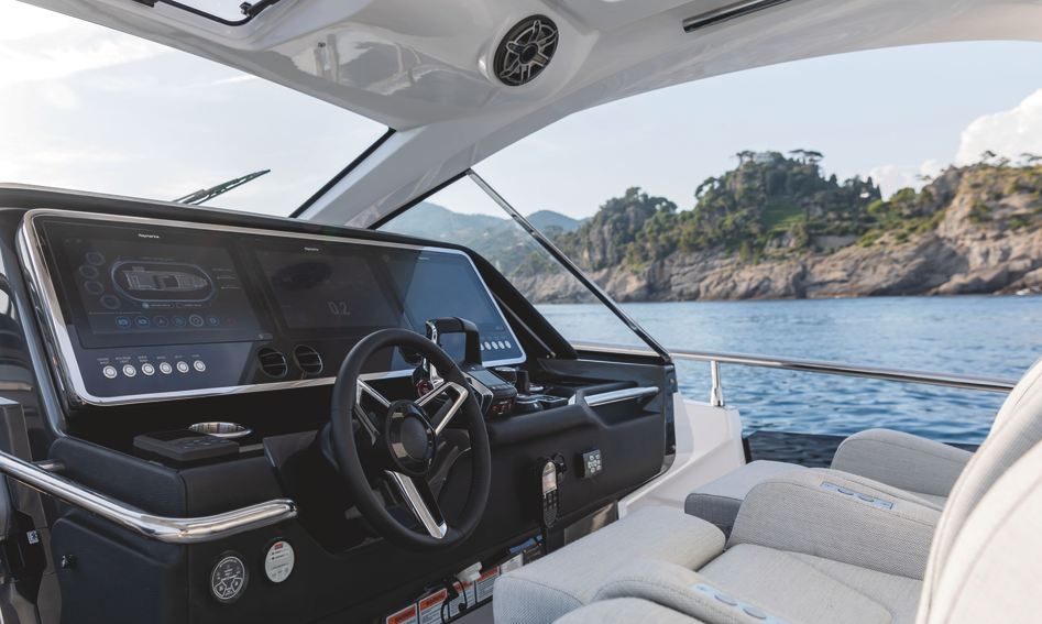 Azimut Verve 48, Helm Station