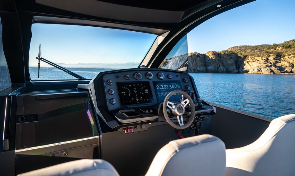 Maxim Yachts MAX44 R , Helm Station