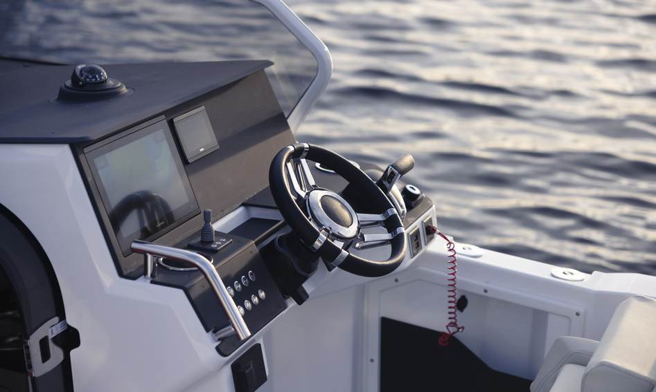 Quarken 27 Open, Helm Station
