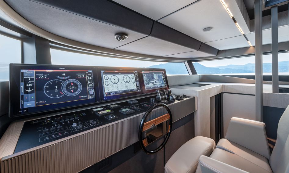 Ferretti Yachts INFYNITO 80, Helm Station