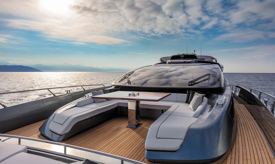 Riva 88' Folgore, Deck Area