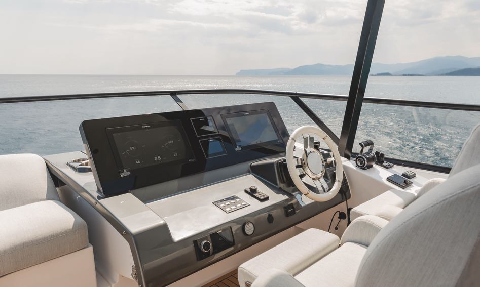 Azimut Fly 72 Gen 3, Helm Station