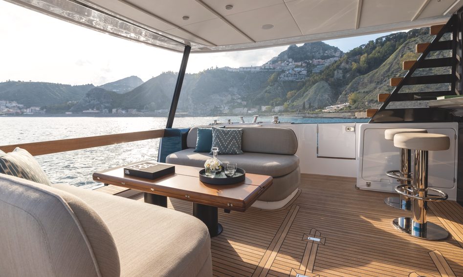 Azimut Magellano 60, Deck Area