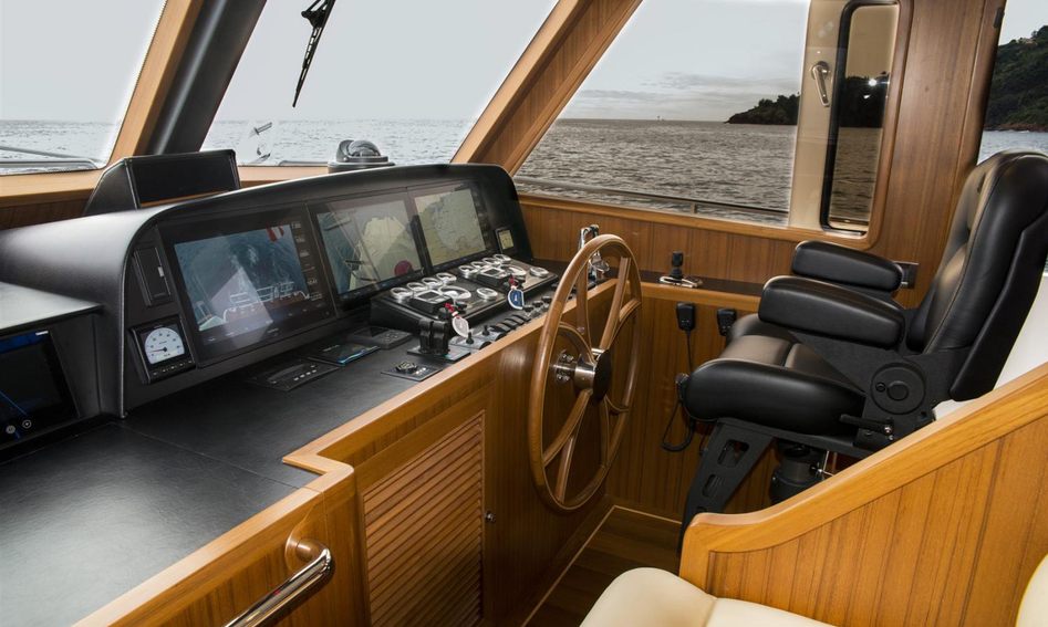 Outer Reef 640 Azure Motoryacht, Helm Station