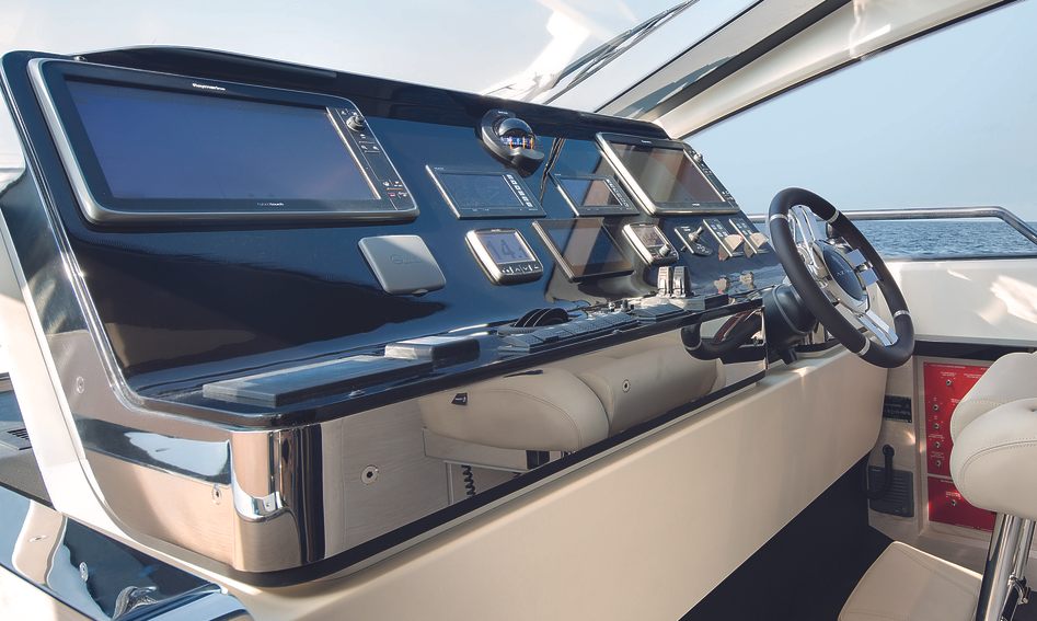 Azimut 80 Mk2, Helm Station