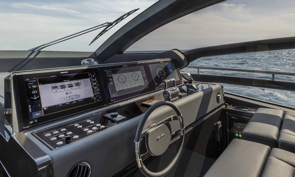 Riva 76&#039; Perseo Super, Helm Station