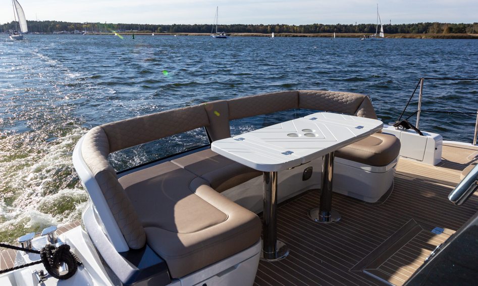 Galeon 480 Fly, Deck Area