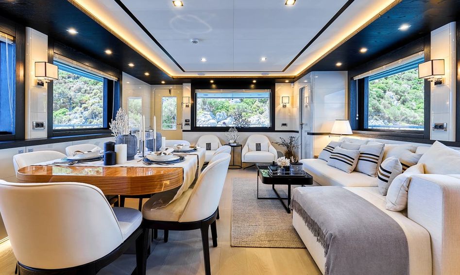 Bering Yachts Bering 77 , Interior