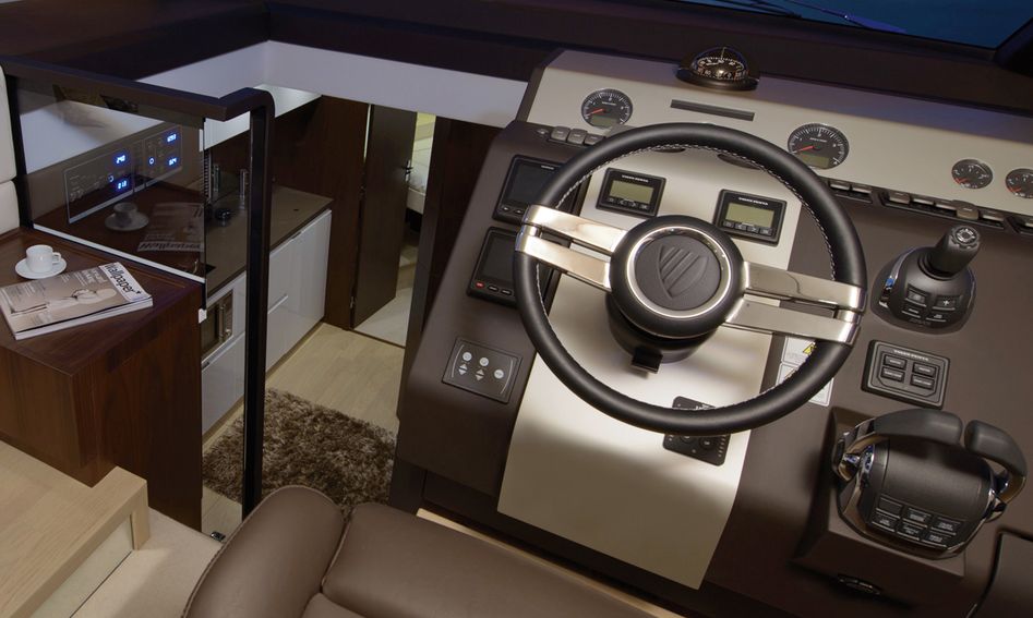 Fairline Squadron 50 Mk3, Helm Station