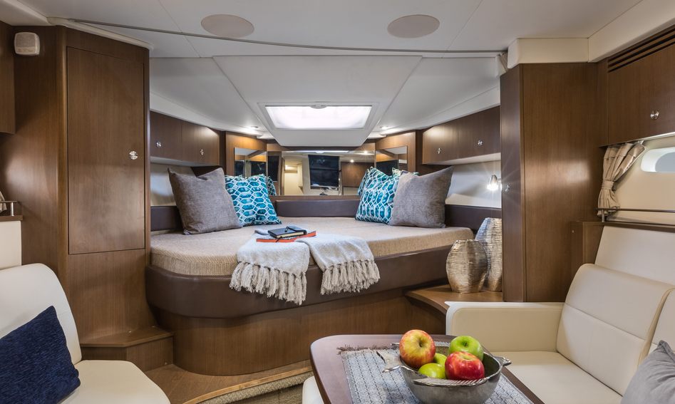 Sea Ray Sundancer 350 Coupe, Accommodation