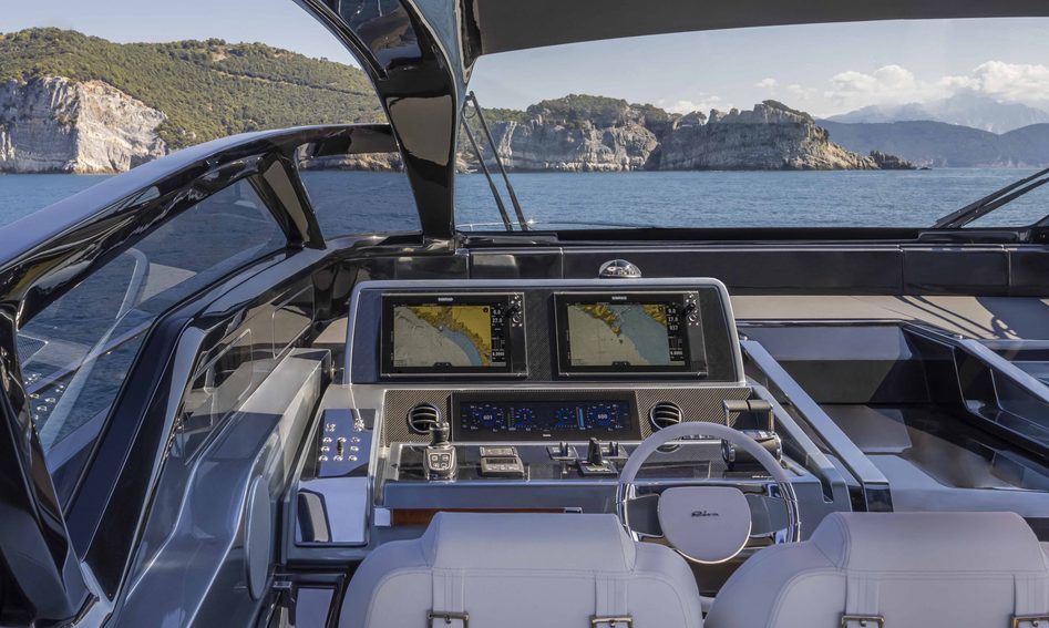 Riva 68&#039; Diable , Helm Station