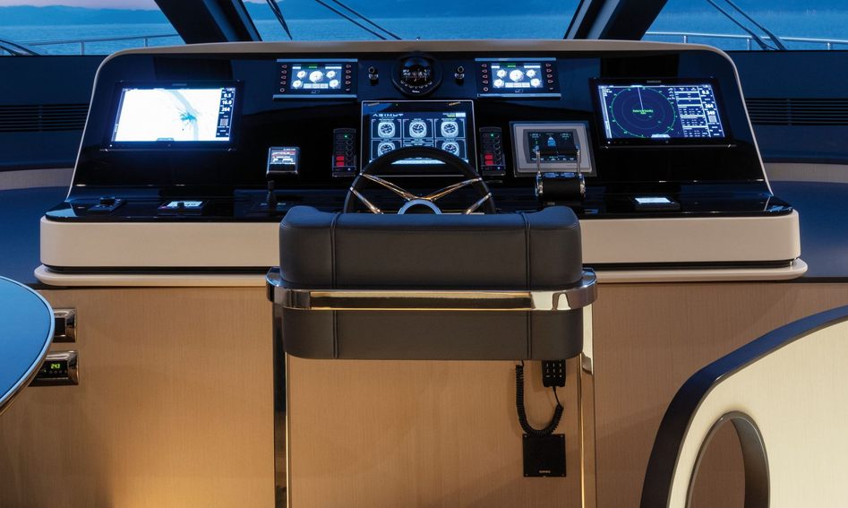 Azimut Grande 32M, Helm Station