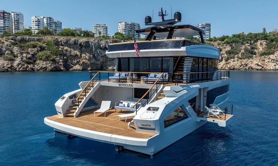 Lazzara LPC 300, Deck Area