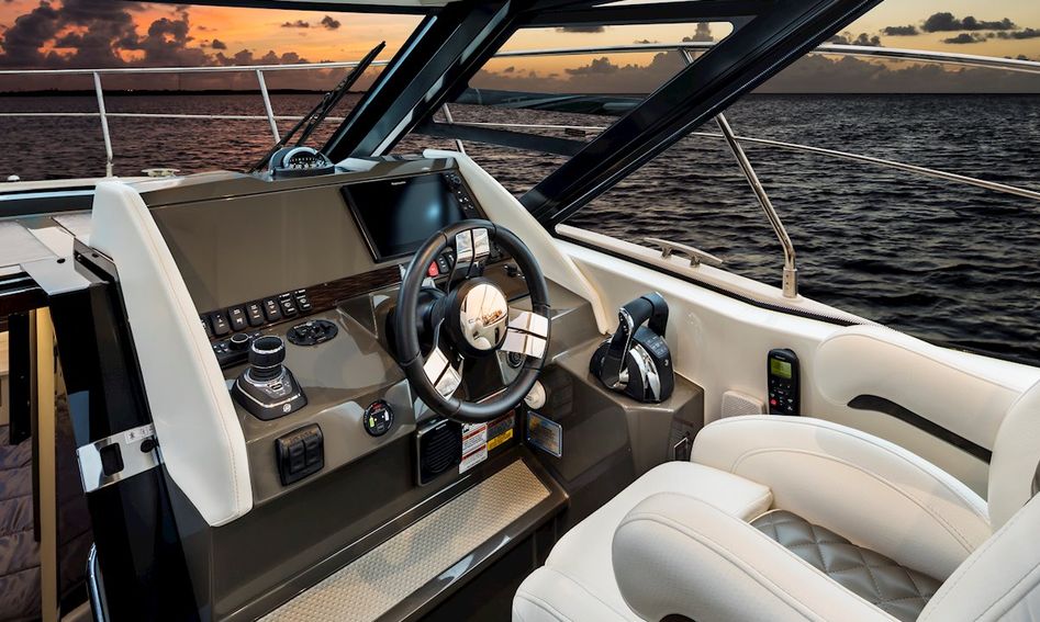 Carver C34 Coupe Gen 2, Helm Station