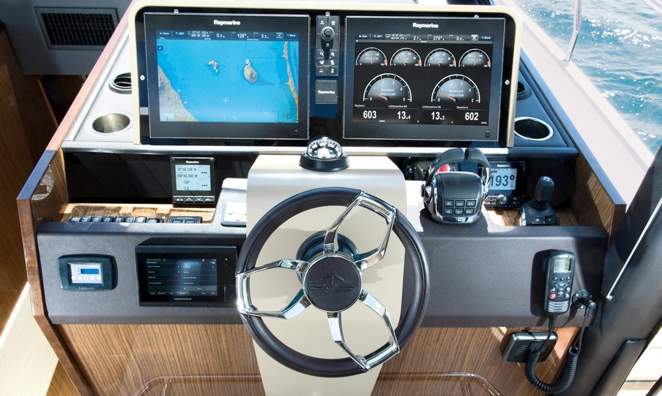 Sealine C530, Helm Station