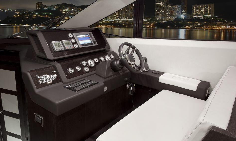 Galeon 420 Fly, Helm Station