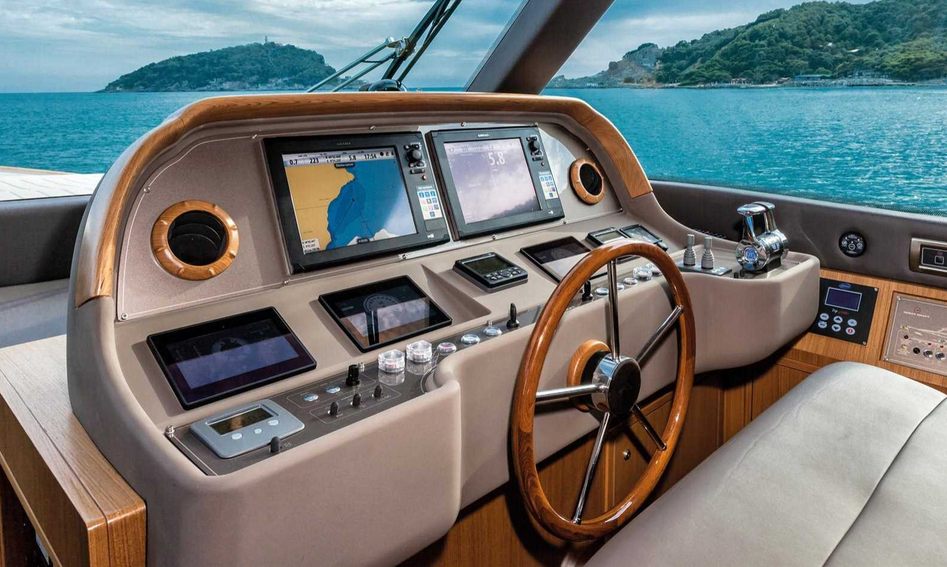 Mochi Craft Dolphin 64 Cruiser, Helm Station