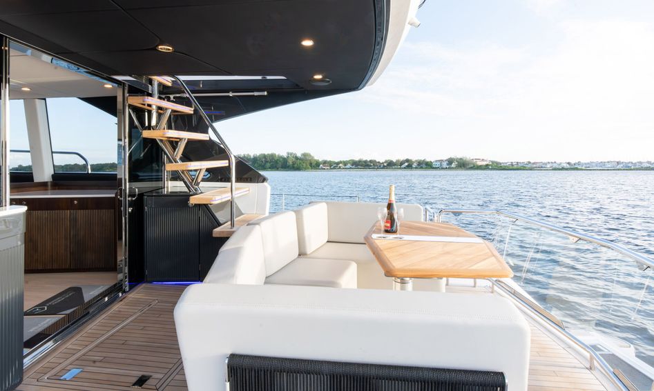 Fairline Squadron 58 Gen 3, Deck Area