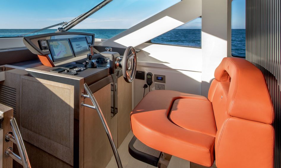 Monte Carlo Yachts MCY 70 Mk2, Helm Station