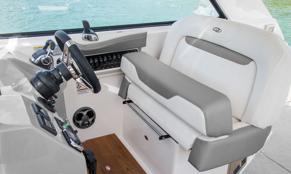 Regal 35 Sport Coupe, Helm Station