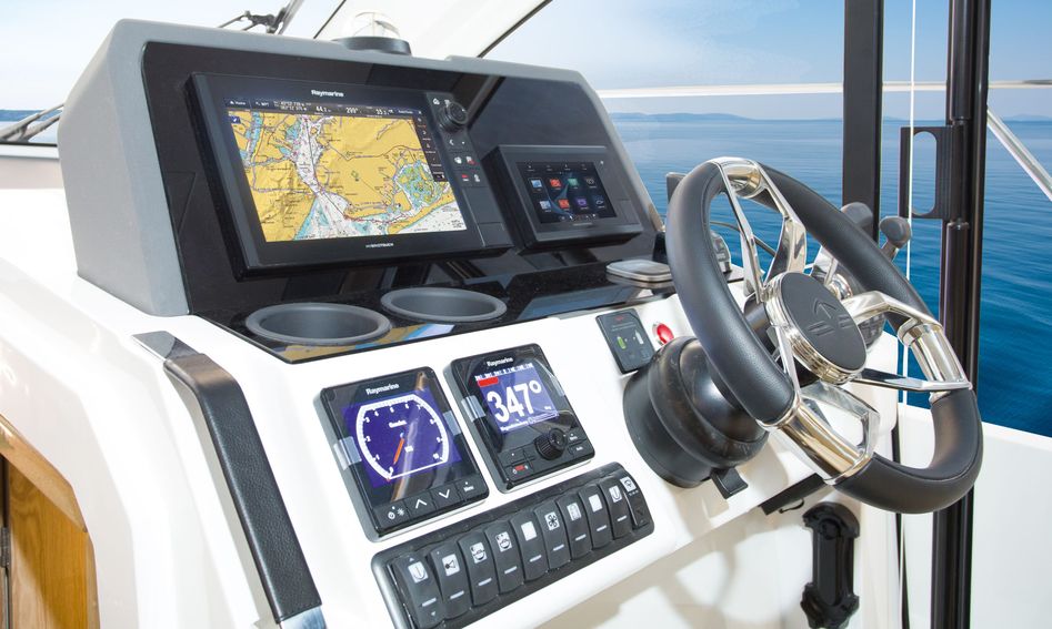 Sealine C390, Helm Station