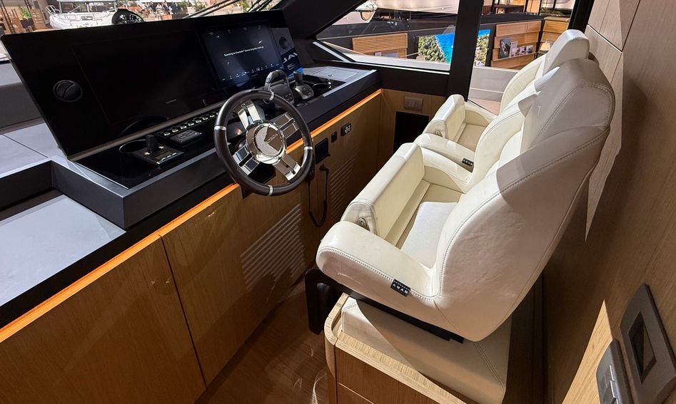 Azimut Seadeck 7 , Helm Station