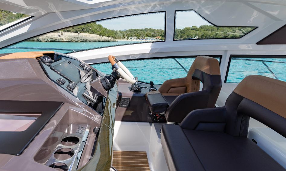 Beneteau Gran Turismo 46, Helm Station