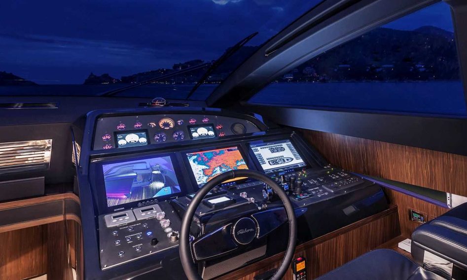 Riva 88&#039; Domino Super, Helm Station