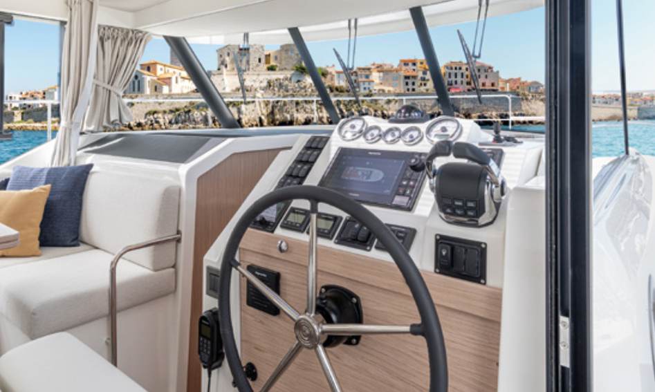 Beneteau Swift Trawler 41 Fly, Helm Station