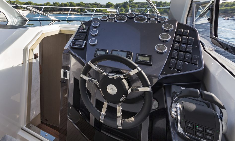 Galeon 365 HTS, Helm Station